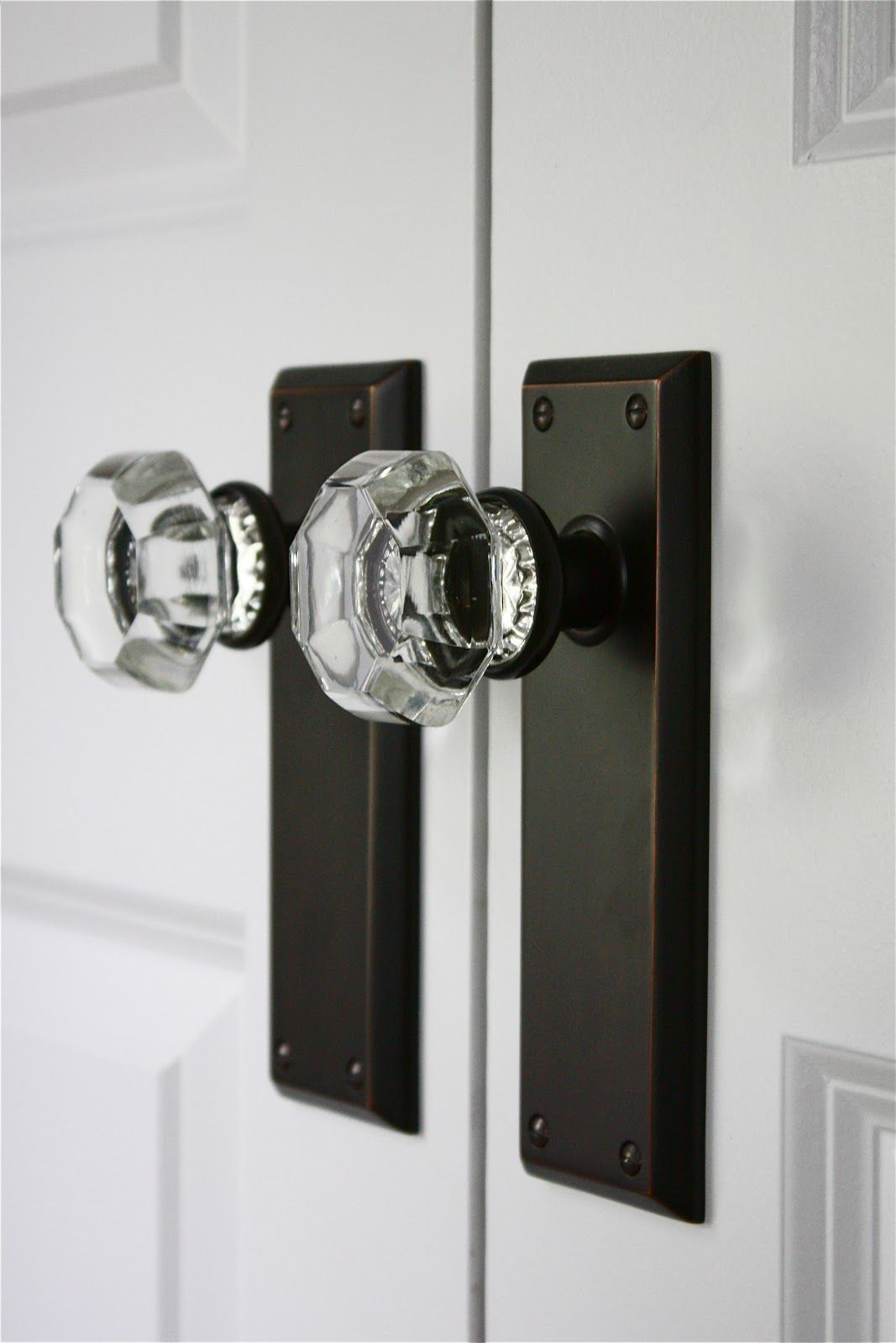 Crystal Door Knobs Home Details Add An Elegant Touch To The Home for proportions 1067 X 1600