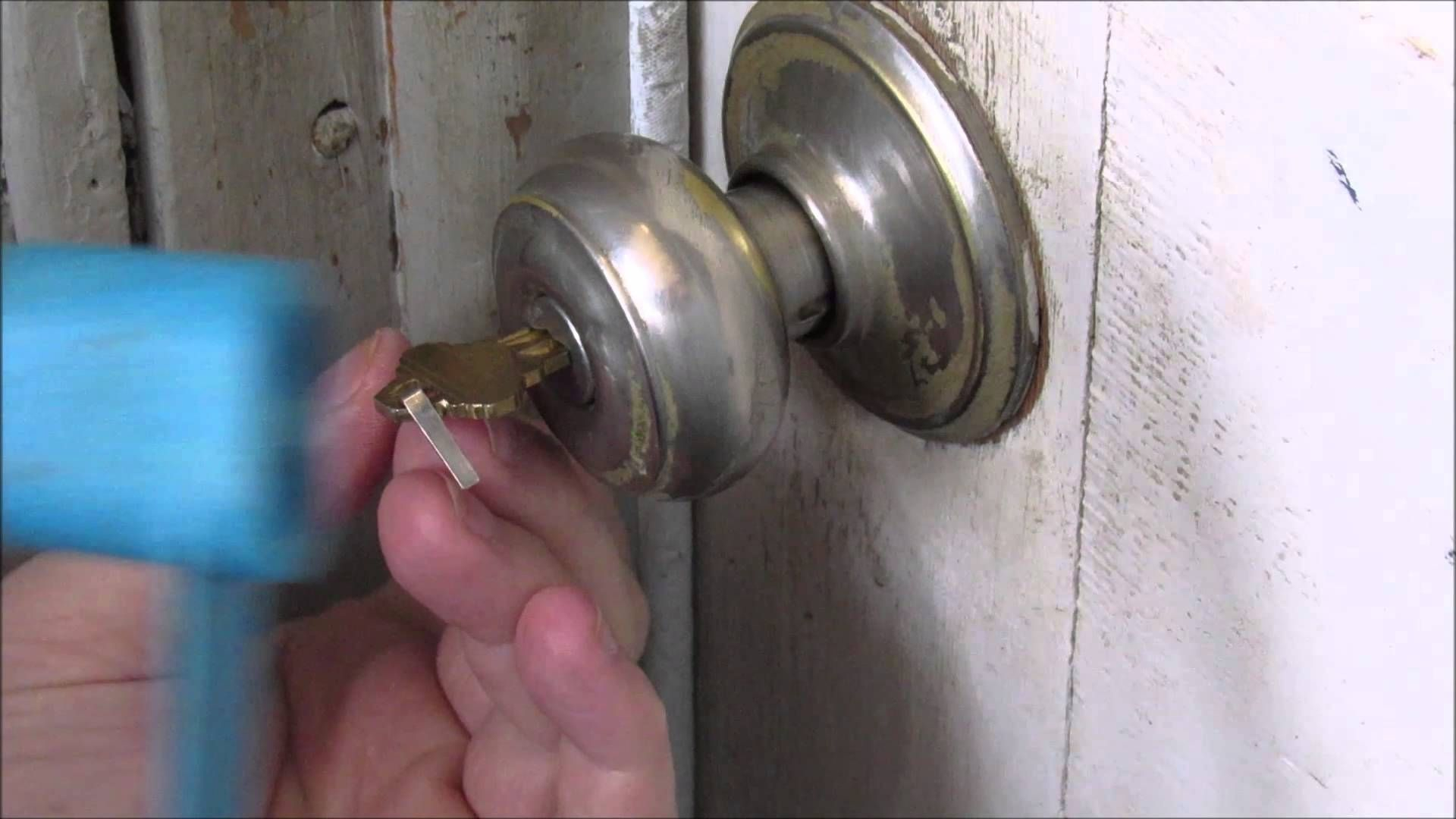 how to remove door handle no screw