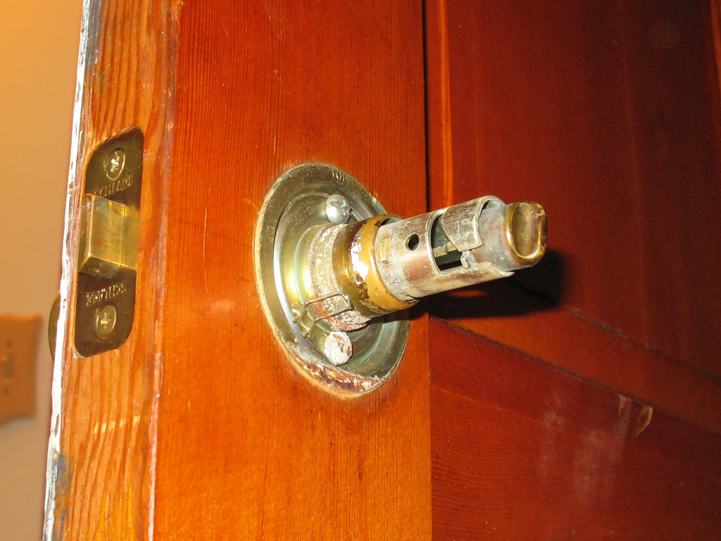 Remove A Door Knob That Has No Screws Mike Thomson for measurements 1024 X 768