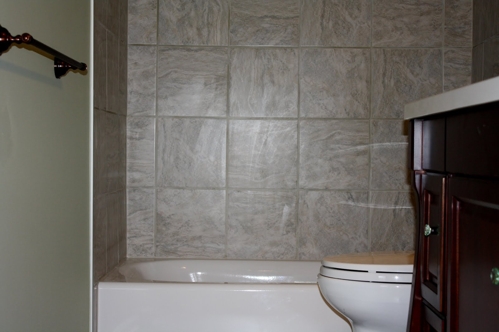 Linoleum Bathroom with proportions 1600 X 1067